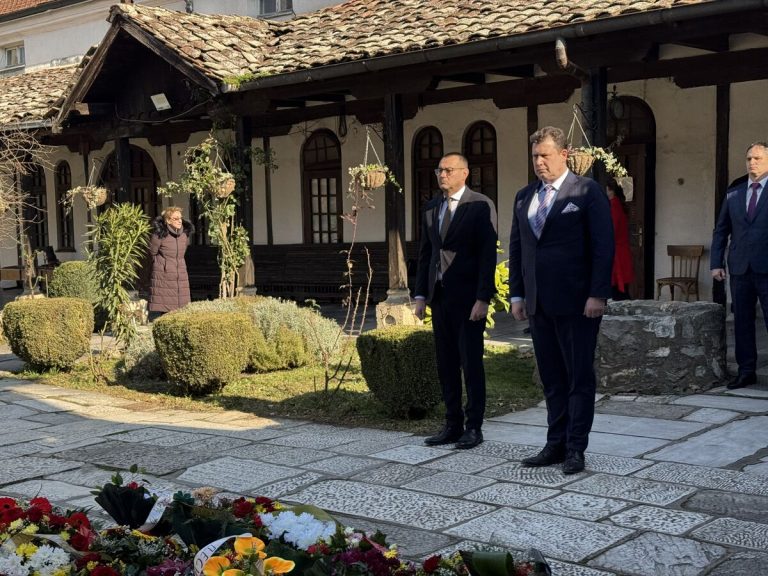 (Видео) Бугарските дипломати и претставници на бугарската заедница во РС Македонија ја одбележаа 153-та годишнина од раѓањето на Гоце Делчев