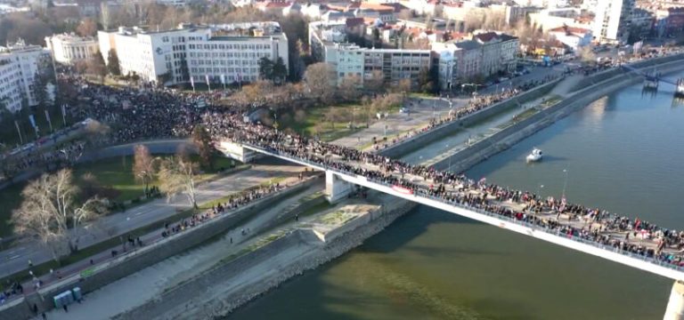 (Фото+видео) Илјадници граѓани на протести низ Србија, блокирани сите три моста во Нови Сад