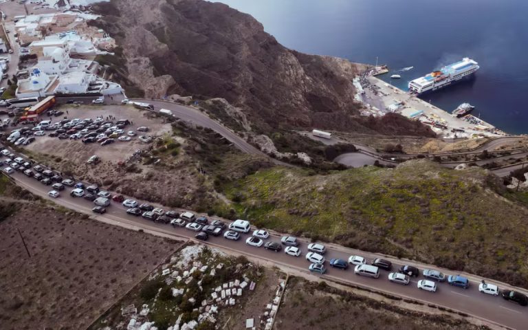 За 72 часа Санторини го погодија 39 земјотреси посилни од 4 степени според Рихтер, околу 9.000 луѓе го напуштија островот