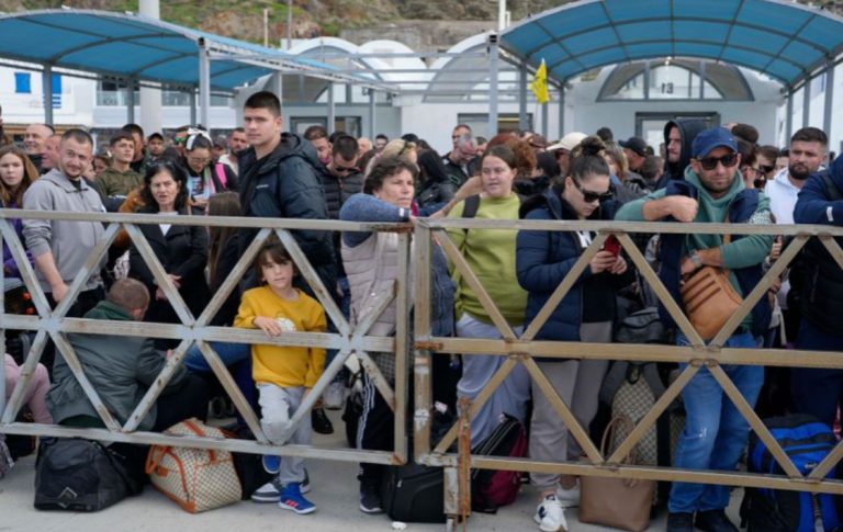 Грција не престанува да се тресе: најсилниот земјотрес утрово со јачина од 4,9 степени, десетици семејства чекаат на пристаништето во Санторини