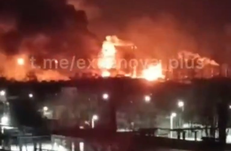 (Видео) Погодена рафинерија во Русија; Гувернерот: Остатоците од дрон го предизвикаа пожарот