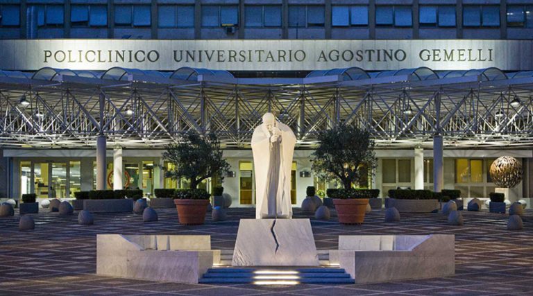 Ватикан: Папата е во критична состојба, но имаше мирна ноќ