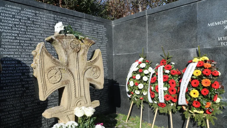 Бугарија се поклони пред споменот на жртвите на комунистичкиот терор
