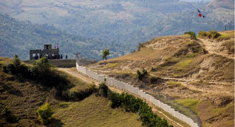 Доминиканската Република продолжува да гради ѕид на границата со Хаити за да ги спречи мигрантите