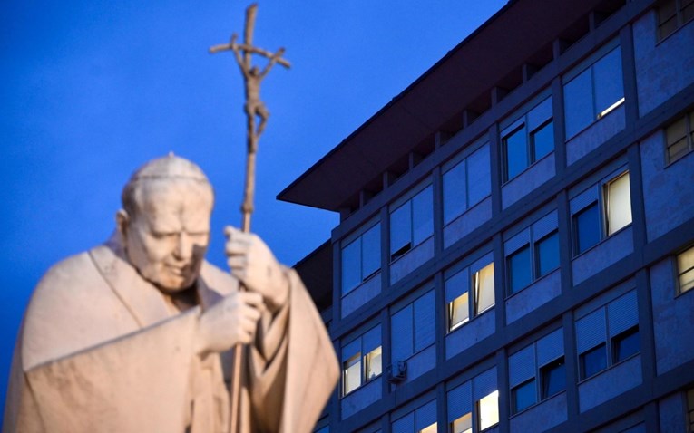 Ватикан: Ноќта помина мирно, папата стана и појадуваше