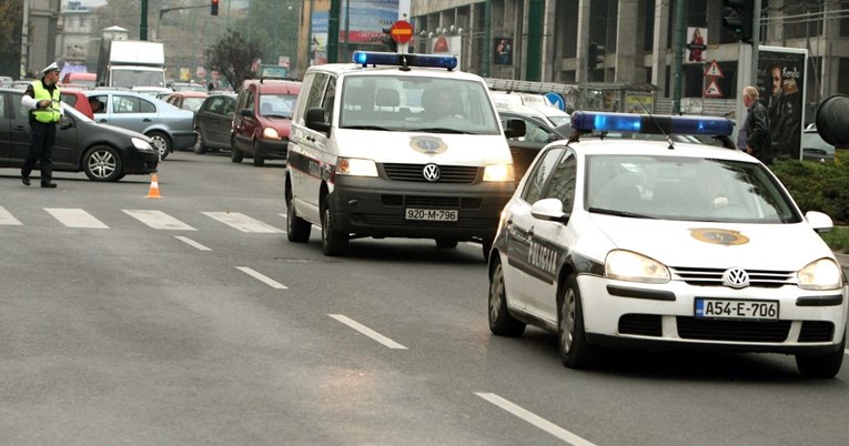 Маж во Босна и Херцеговина ги убил сопругата и 13-годишниот син: Во бегство е