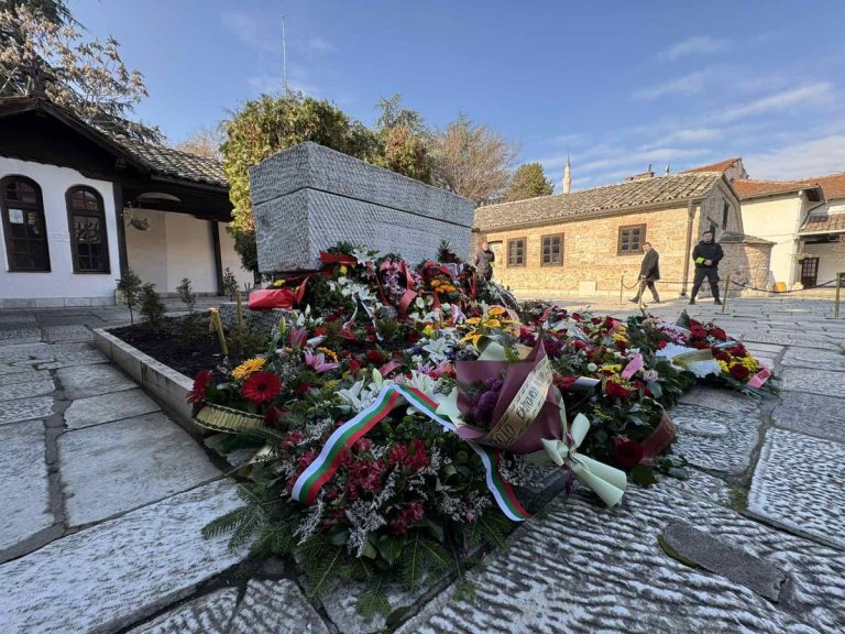 (Галерија) Бугарската амбасада и претставници на бугарската заедница во РС Македонија ја одбележаа 153-та годишнина од раѓањето на Гоце Делчев