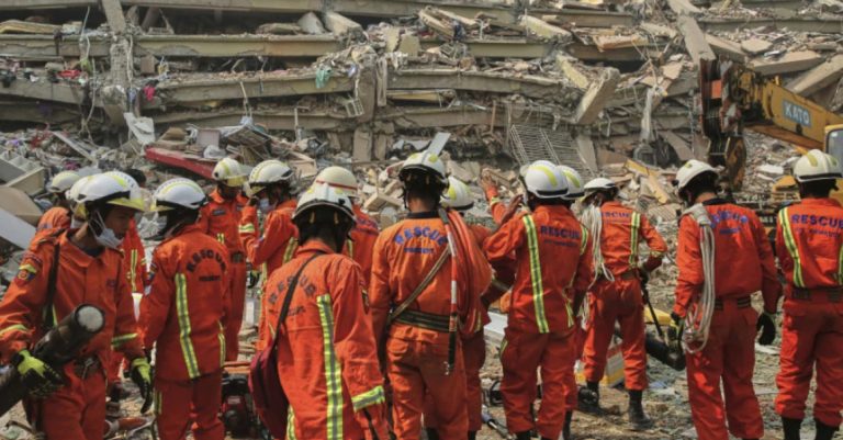 Жена спасена по 60 часа под урнатините, најмалку 1.700 загинати во земјотресот во Мјанмар