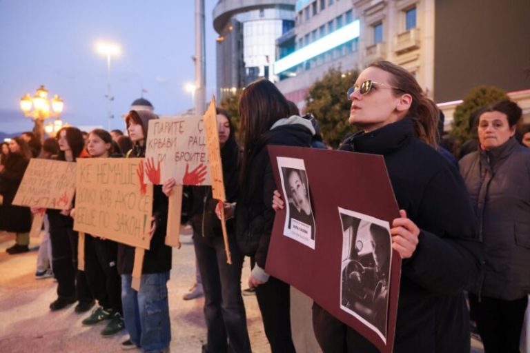 Едночасовен молк во скопскиот Градски парк за жртвите од пожарот во Кочани
