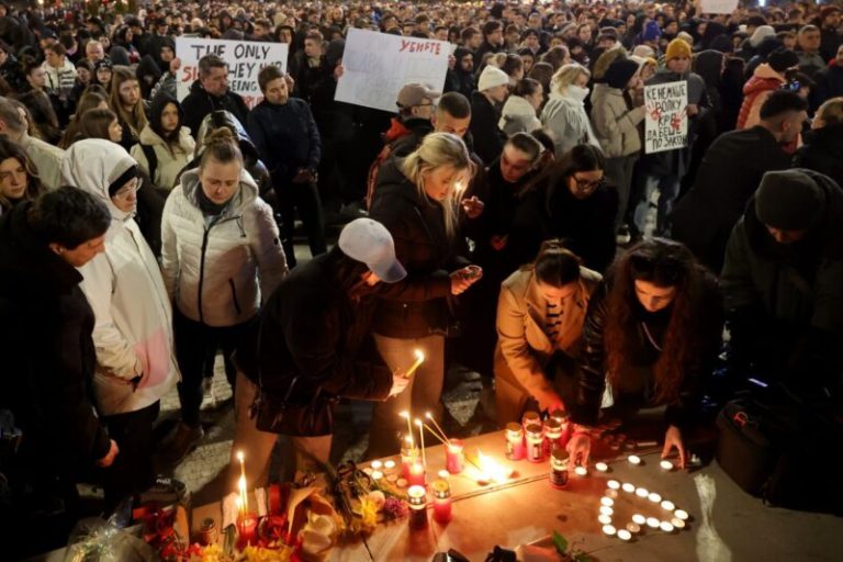 Жителите на Кочани преку мирен протест бараат правда за жртвите во пожарот