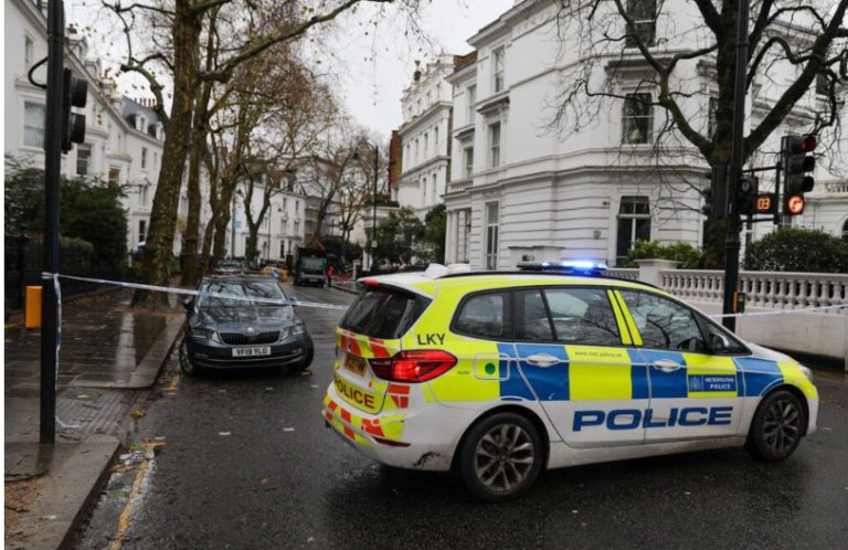 Тинејџерки тепале маж на улица во Лондон, жртвата починала – чинот го снимале со мобилен телефон