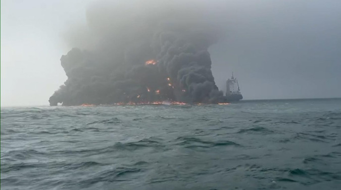 Еден исчезнат по несреќата на брод и танкер во Северното море, бродот носел токсичен цијанид