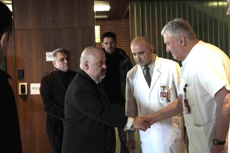 Андовски и Муцунски во посета на болниците во Белград каде што се хоспитализитани повредени од трагедијата во Кочани