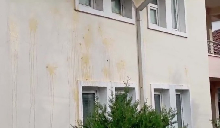 Фрлени јајца кон куќата на градоначалникот на Кочани: граѓаните бараат одговорност за смртта на невините луѓе