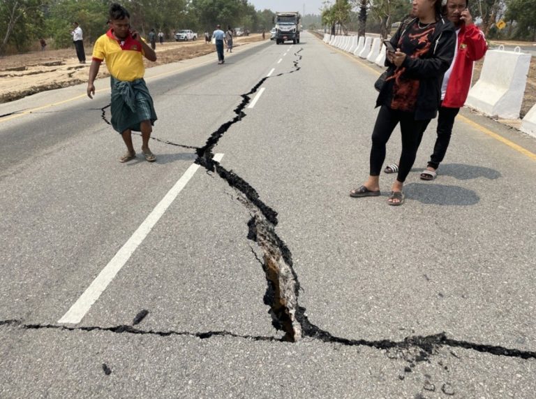 (Фото) Распукаа патиштата во Мјанмар по разорниот земјотрес