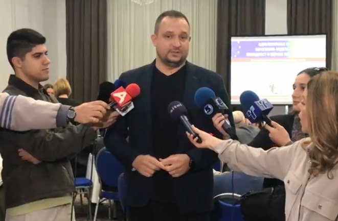 „Трендафилов ги манипулира работниците, отвара теми на кои СДС, ДУИ и Левица се лепат со предлози и наводни решенија“, велат од ВМРО-ДПМНЕ