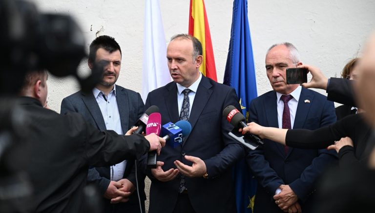 Секогаш е волшебно чувството да се биде тука каде што се поставени темелите на нашиот јазик, рече Гаши при посетата на  Музејот на албанската азбука  во Битола