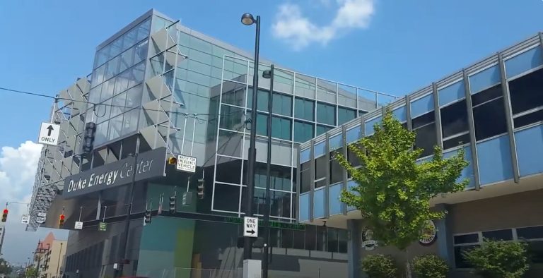 (Фото) По повод бугарскиот национален празник 3 Март, „Дјук“ центарот во Синсинати блесна во боите на бугарското државно знаме