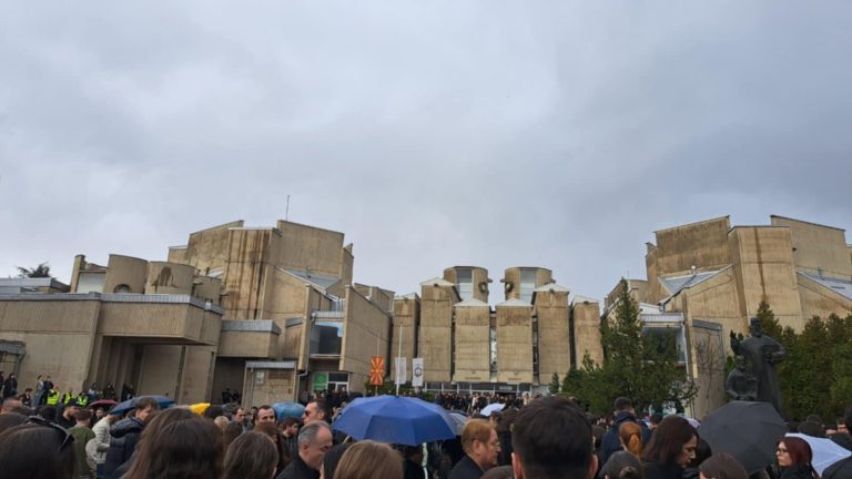 На дел од присутните им се слоши, беше повикана брза помош: Прекинат заедничкиот час на студентите и средношколците  во знак на почит кон загинатите во пожарот