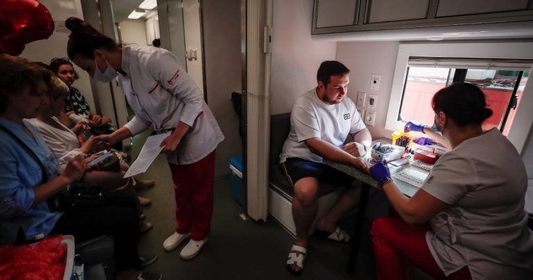 Укринформ: Студентите на Крим принудени да донираат крв за руската војска