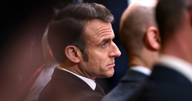 Макрон: Русија зборува за мир, но гаѓа цивили