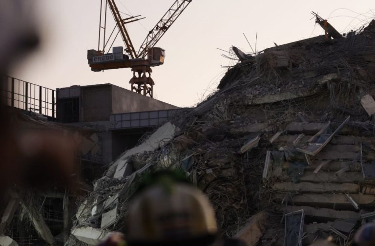 (Видео) Катастрофа по земјотресот во Мјанмар, над 1.000 загинати, жена се породи на улица