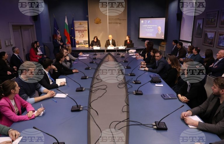 Заменик-генералниот секретар на НАТО, Карло Борџини, пред студентите ги претстави можностите за работа во НАТО