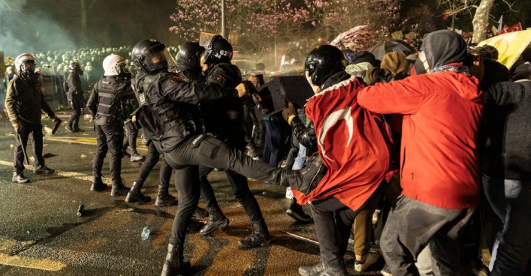 (Видео) Немири во Турција: четврта ноќ на протести поради апсењето на Имамоглу, полицијата испука гумени куршуми