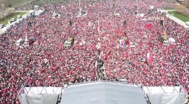 (Видео) Големи протести против Ердоган, десетици илјади луѓе на улиците