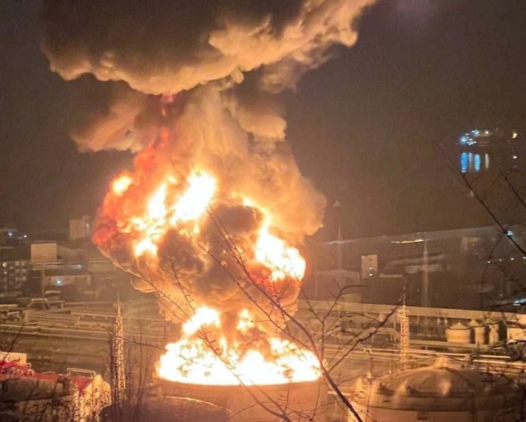 (Видео) Погодена рафинерија во Русија, гори огромен резервоар за гас