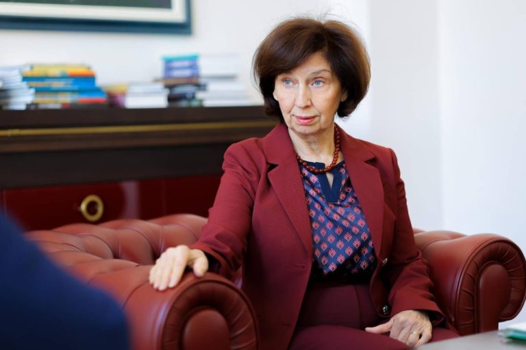 Сиљановска-Давкова ги потпиша указите за отповикување на девет амбасадори од должноста