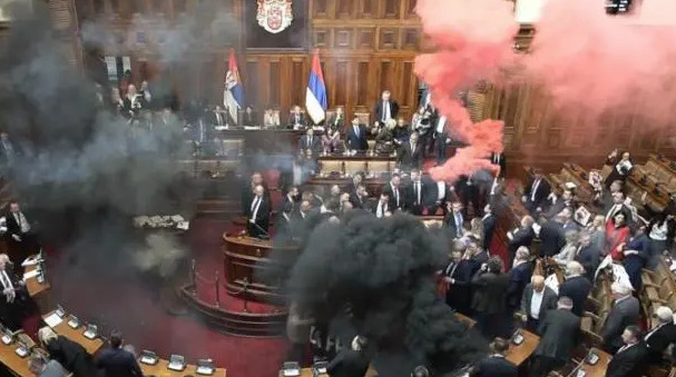 (Видео) Тепачка, димни бомби: бурен почеток на седницата во Собранието во Србија