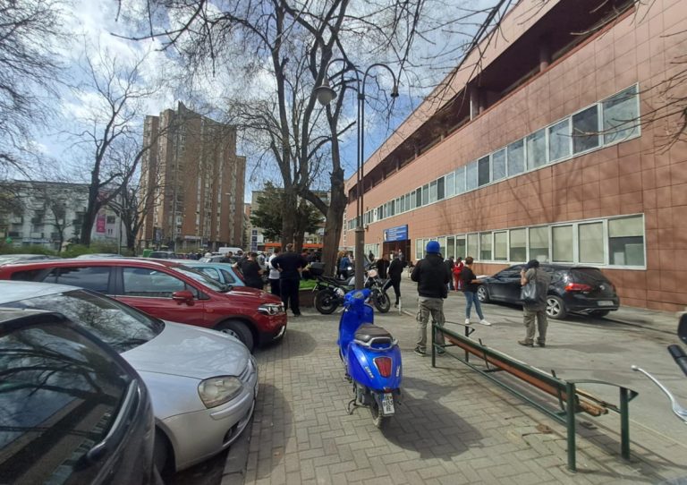(Видео) Пред болницата Св. Наум Охридски се читаат имиња на повредените и ги пуштаат родителите да ги видат во групи од по неколкумина