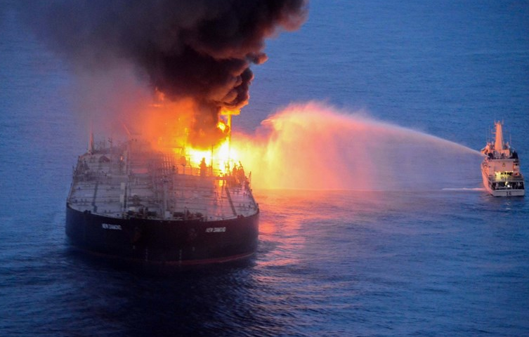 Запален танкер во Северното Море, погоден од контејнерски брод