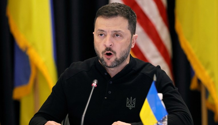Зеленски: Украинците нема да ја дадат својата земја на окупаторот