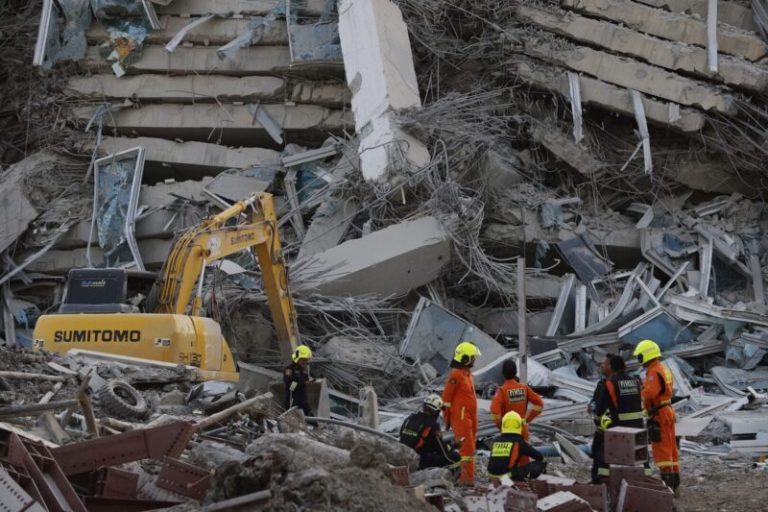 Луѓе заробени под урнатините по земјотресот: „Се’ уште викаат и бараат помош“