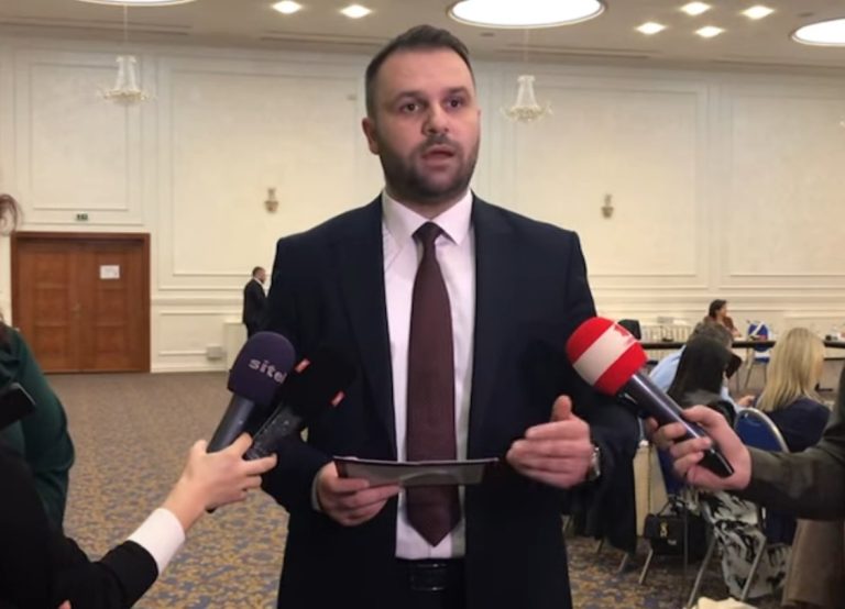 Секој има право да протестира, но барањата за минимална плата синдикатите треба да ги кажат на седница на ЕСС, а не на улица, вели Дурмиши