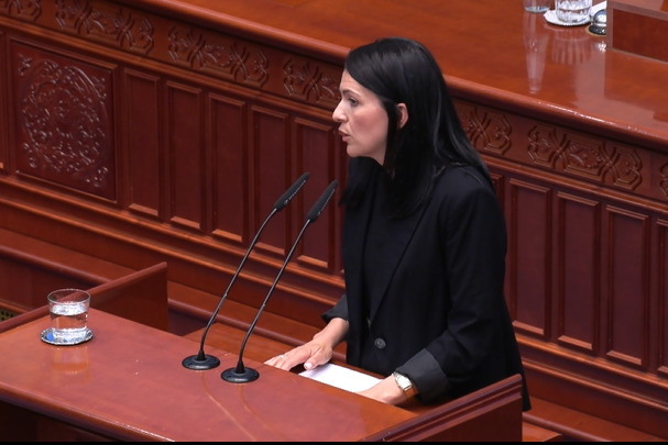 (Видео) Костадиновска-Стојчевска до Љутков: Зошто навреме не ги пресметавте платите за вработените?