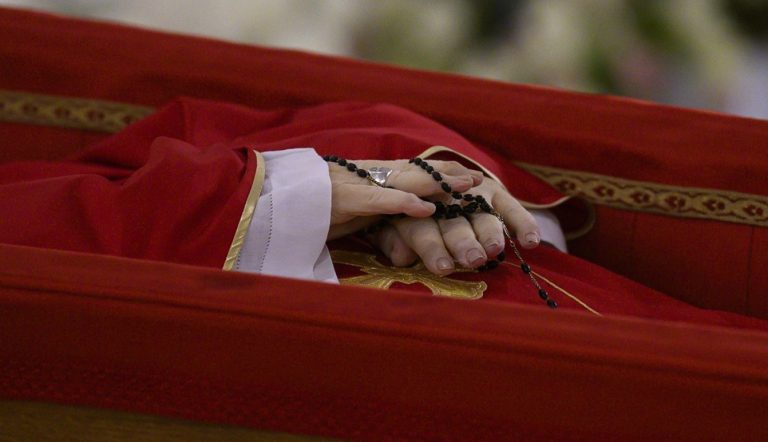 Објавени првите фотографии од телото на папата Франциско: во рацете има бројаница