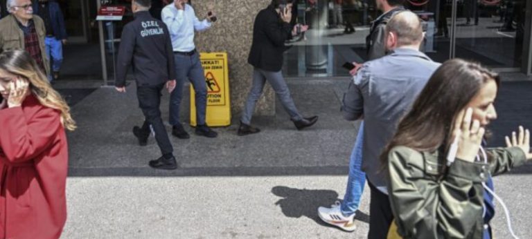 (Видео)  Луѓето бегаат во паника во Истанбул: Властите со предупредувања, постои страв од уште посилен земјотрес