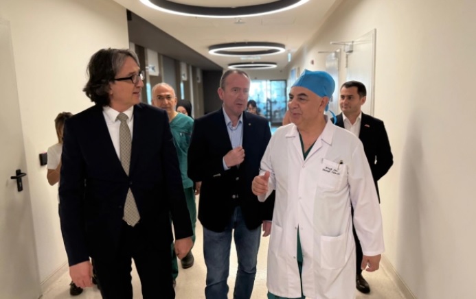 Таравари отиде во Турција каде ги посети пациентите од трагедијата во Кочани