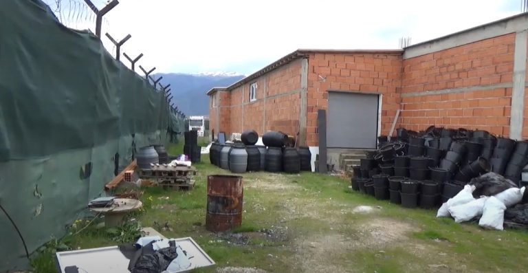 (Видео) Апсења во фабрика за канабис, најдени сомнителни буриња