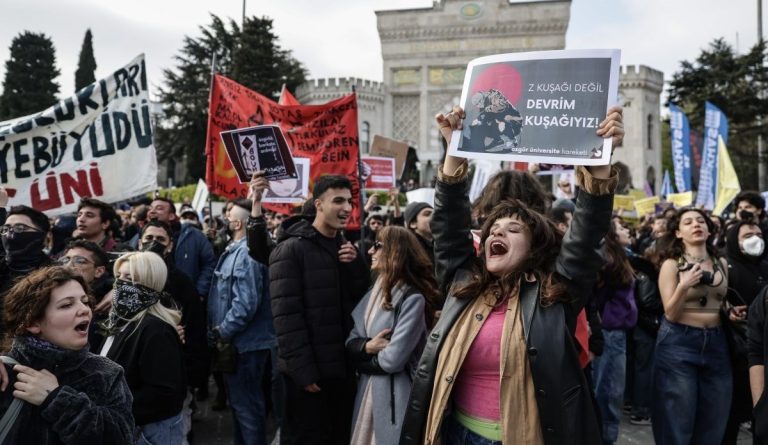 Осумнаесет општински службеници во Истанбул завршија во затвор