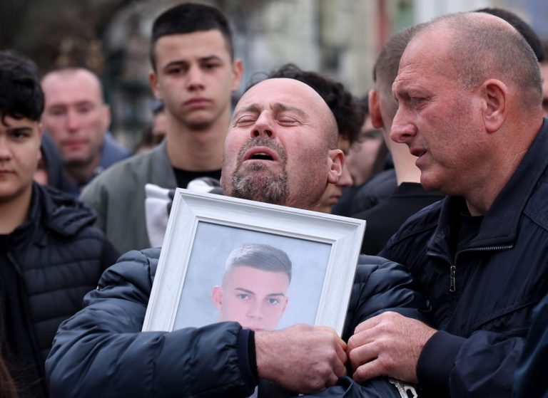 Родителите на децата загинати во пожарот во Кочани: Живееме за да одиме на гробишта, да си помуабетиме со нашите деца