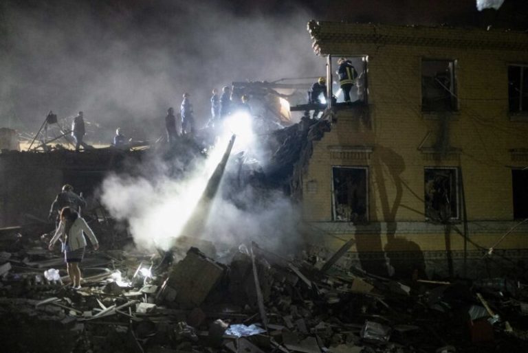 (Видео) Експлозии во Киев и Харков, дел од населението заробено под урнатините