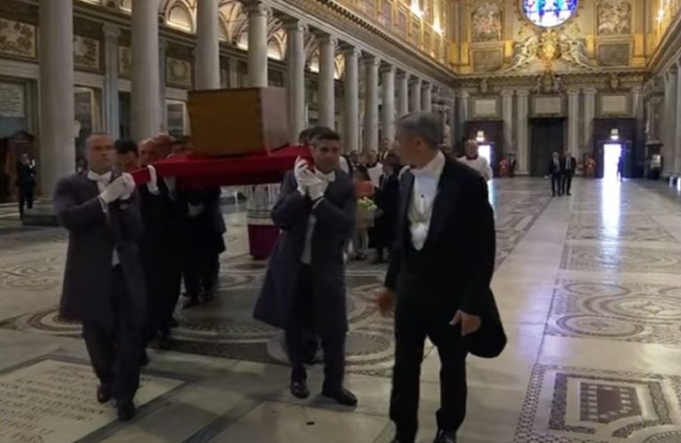 (Фото+Видео) Папата погребан со едноставна церемонија во „Санта Марија Маџоре“