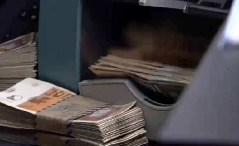 „За шест месеци зголемување на платите од 15 проценти во здравство, 12 во образование и 10 за полициските службеници“, велат од Владата