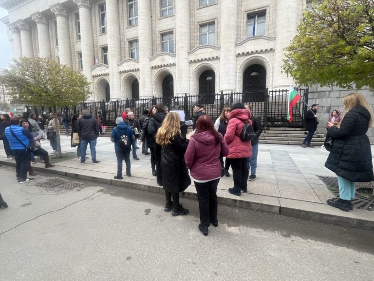 Десетици луѓе пред Судската палата во Софија побараа построги казни за насилството врз децата