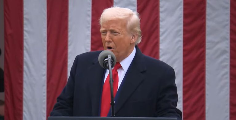 Трамп: Воведуваме царини од 25 отсто за сите возила произведени надвор од САД, стапуваат во сила на полноќ