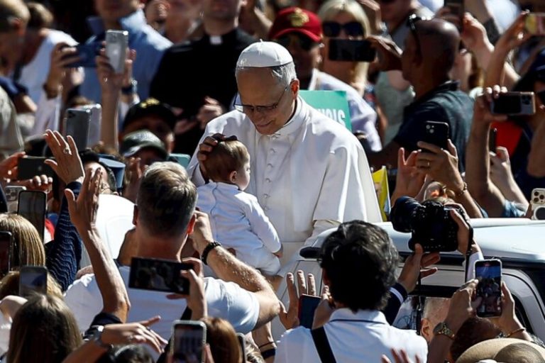 Папата Лав: Плачот на мајки и татковци кои држат мртви деца во Газа достигнува до небото, запрете ја војната